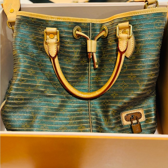 LV  Printemps Ete
2010 Bucket Noe Leather. Barely wore. Exquisite. No like it.! - Picture 2 of 11